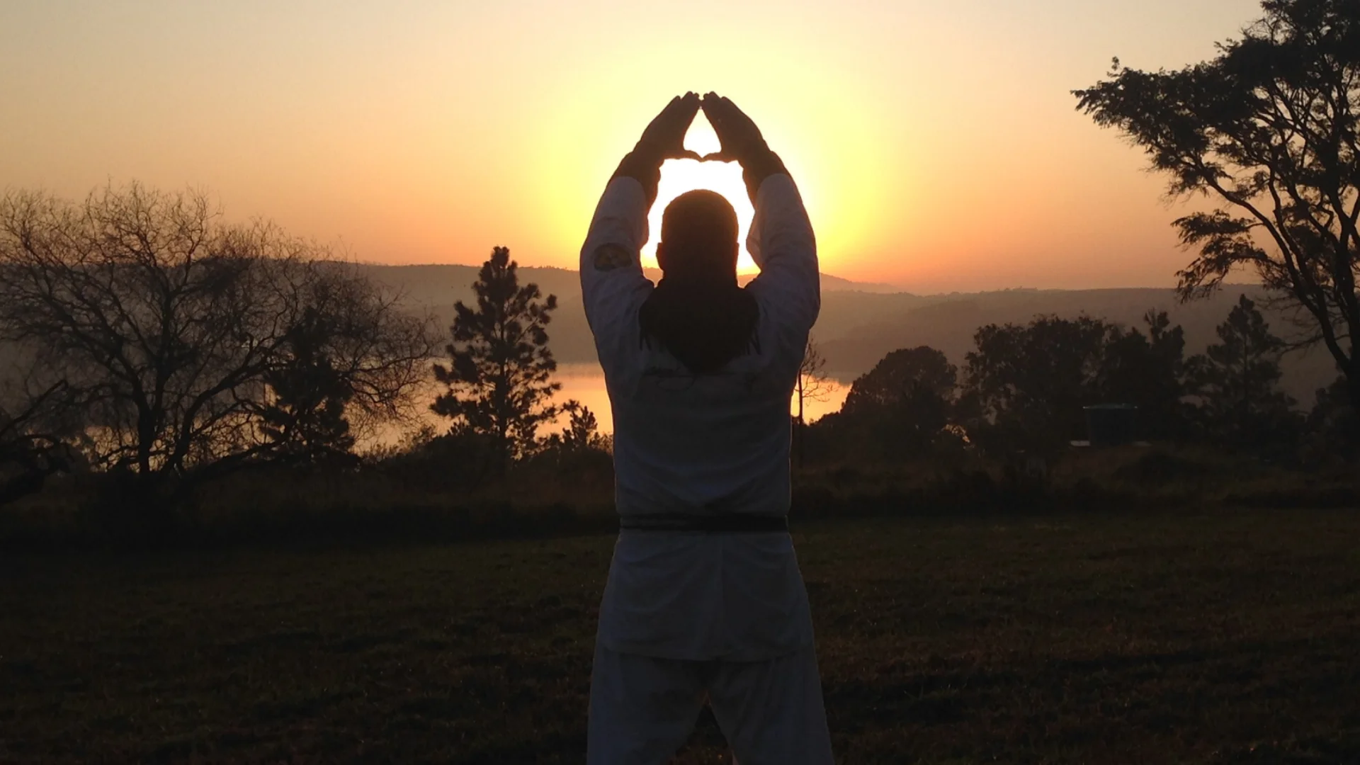 Shihan Ronan Ramos executando o Kanku ao pôr do sol