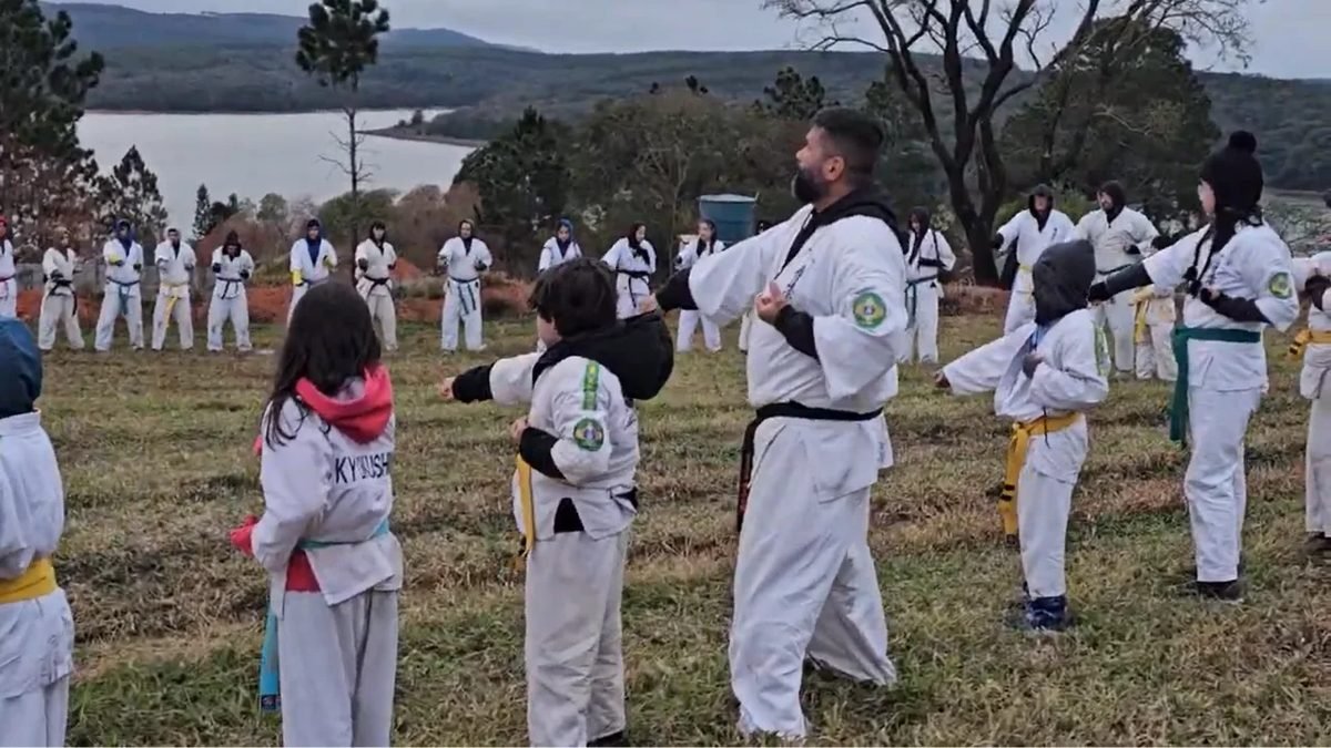 Alunos praticando Karatê Kyokushin ao ar livre com o Shihan Ronan Ramos